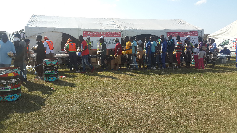 Al-Imdaad Foundation teams coordinate the distribution of sandwiches and hot tea for victims of xenophobic violence at the Phoenix camp